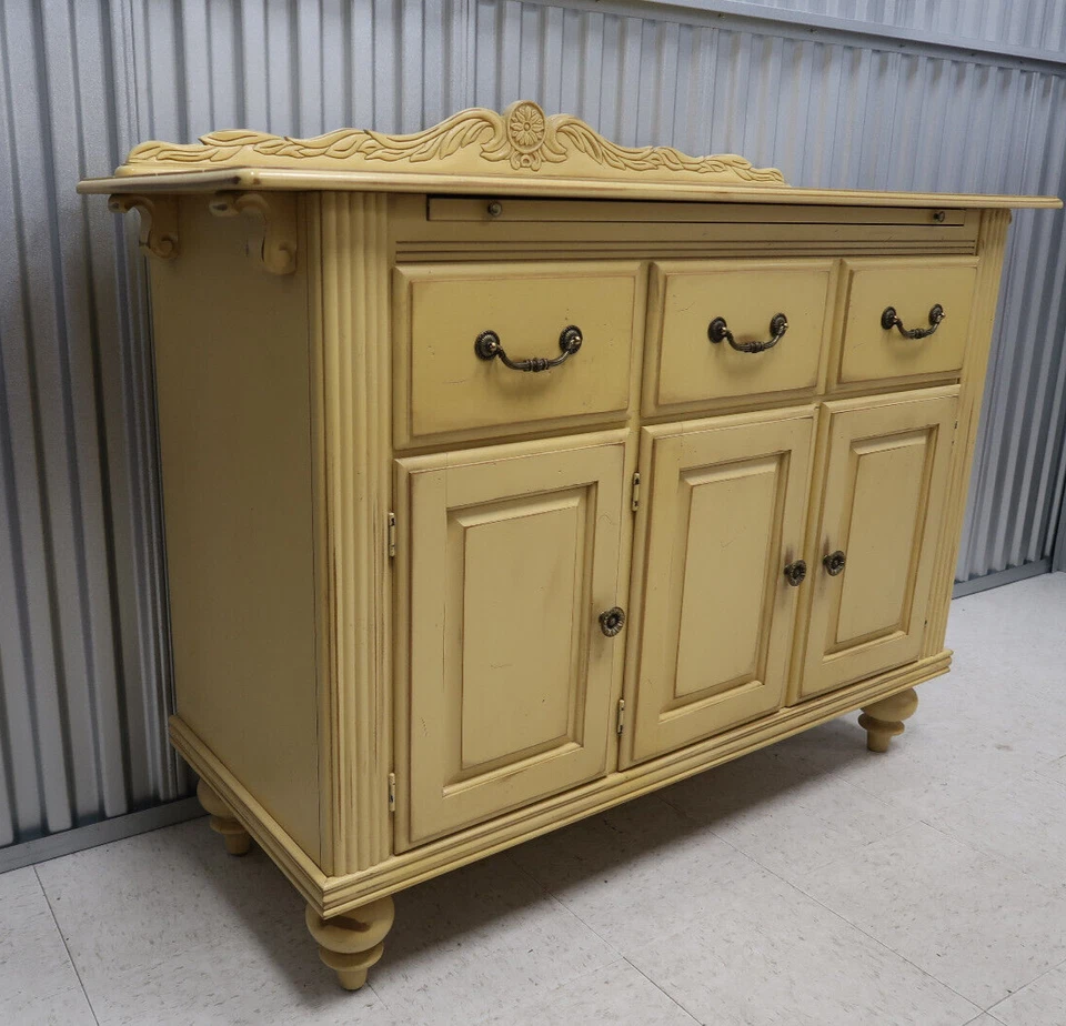 Gabinete buffet Nichols & Stone Country envejecido antiguo acabado amarillo Foto 2 de 4