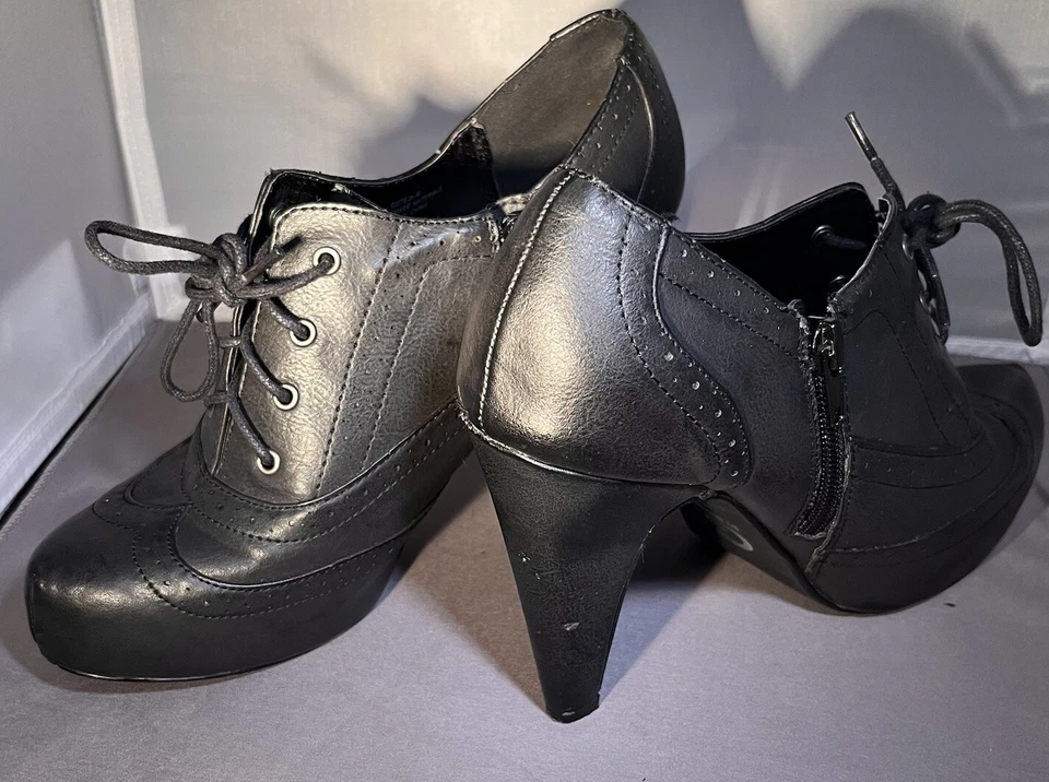 Tacón de aguja negro para mujer G by Guess talla 8 M aspecto muy gótico Foto 2 de 4