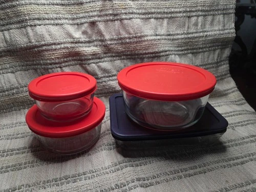 Pyrex glass bowls and dish with lids- lot of 4