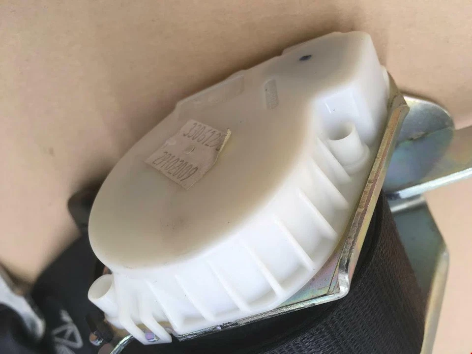 BMW 535i E60 2008-2010 cinturón de seguridad trasero centro 33061256 OEM. Foto 4 de 4