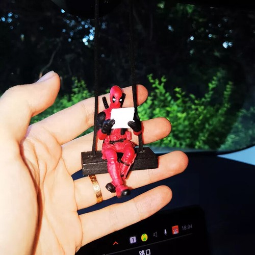 Deadpool Specchio Retrovisore Auto Pendente Oscillazione e Lettura Un Libro Decorazione - Foto 5 di 22