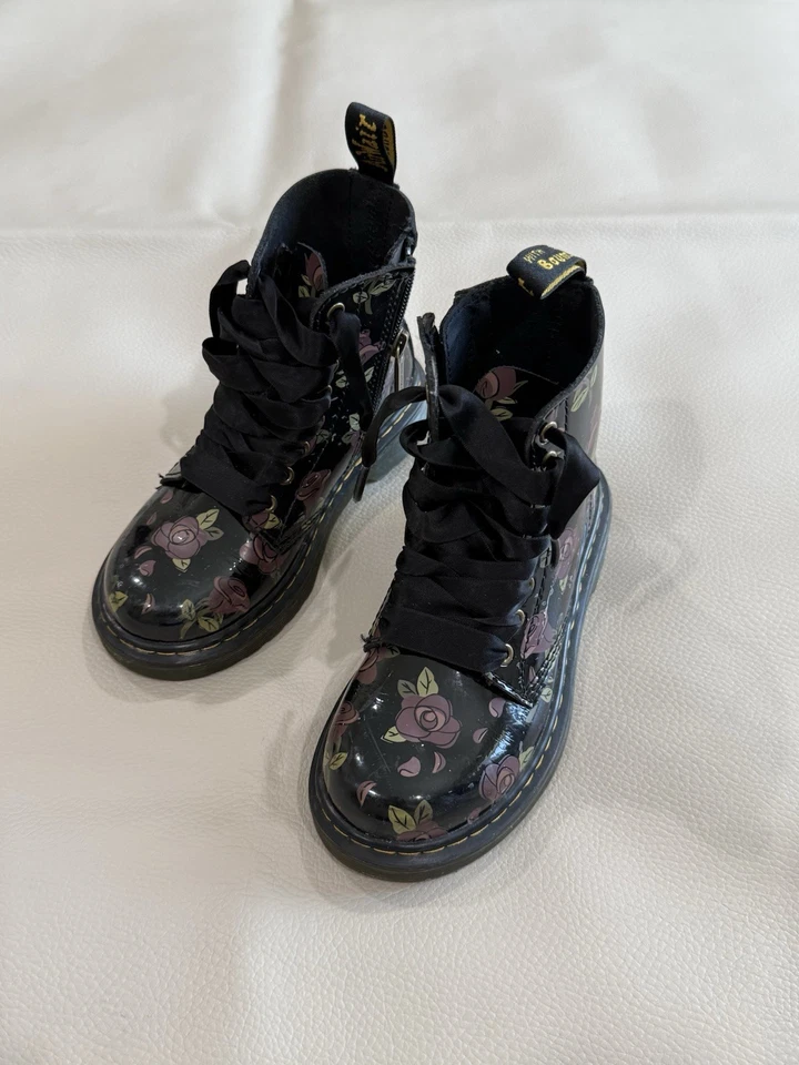 Botas de combate Dr. Martens com zíper e cadarço couro envernizado rosas pretas crianças tamanho 12 - Imagem 4 de 4
