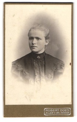 Fotografie Robert Does, Alzey, Am Bahnhof, Porträt einer jungen Frau 