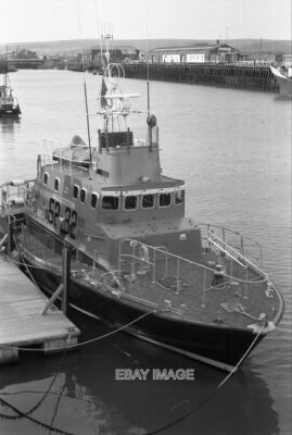 FOTO IMMER BEREIT DAS NEWHAVEN RETTUNGSBOOT WARTET AUF EINEN ANRUF ZUM DIENST IN DEN 1980ER JAHREN.