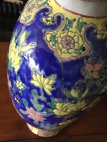 A Pair Of 16” Vintage Hand Painted Chinese Ovoid Vases With Foo Dog Covers. - Picture 12 of 12