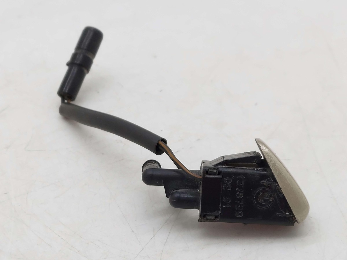 1989 BMW 525 E34 RH RIGHT WINDSHIELD WASHER NOZZLE 1378799 1989 BMW 525 E34 RH RIGHT WINDSHIELD WASHER NOZZLE 1378799