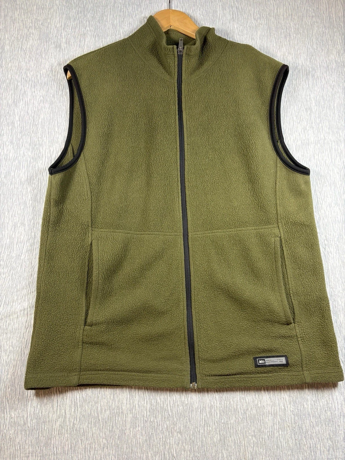 Rei Men’s Olíve Green Fleece Vest Full Zip Sleeveless Garment Outdoor Medium
