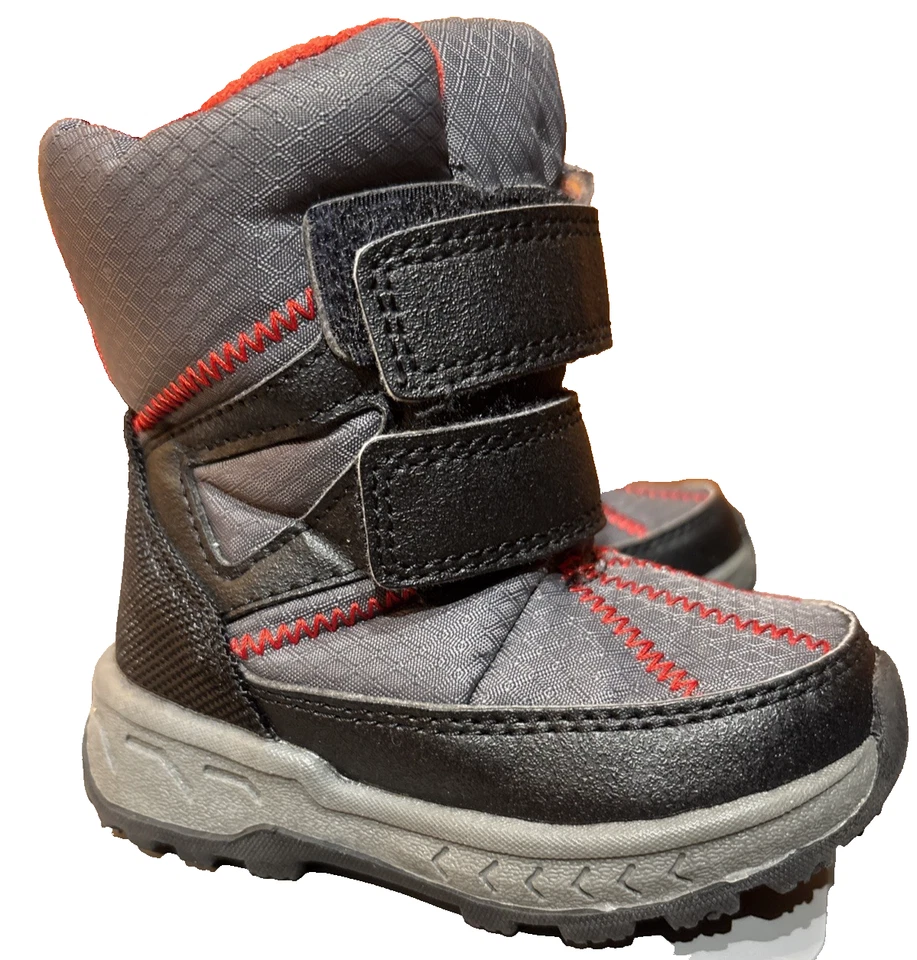 Botas de nieve Carter's rojas y negras usadas para niños pequeños talla 5 Foto 2 de 4