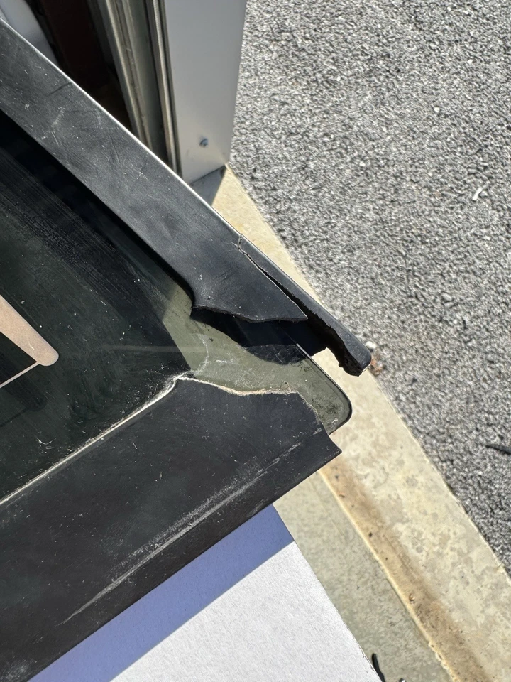 02-13 Chevy Avalanche Escalade EXT Heated Privacy Tint OEM Back Glass Window - Image 4 of 4