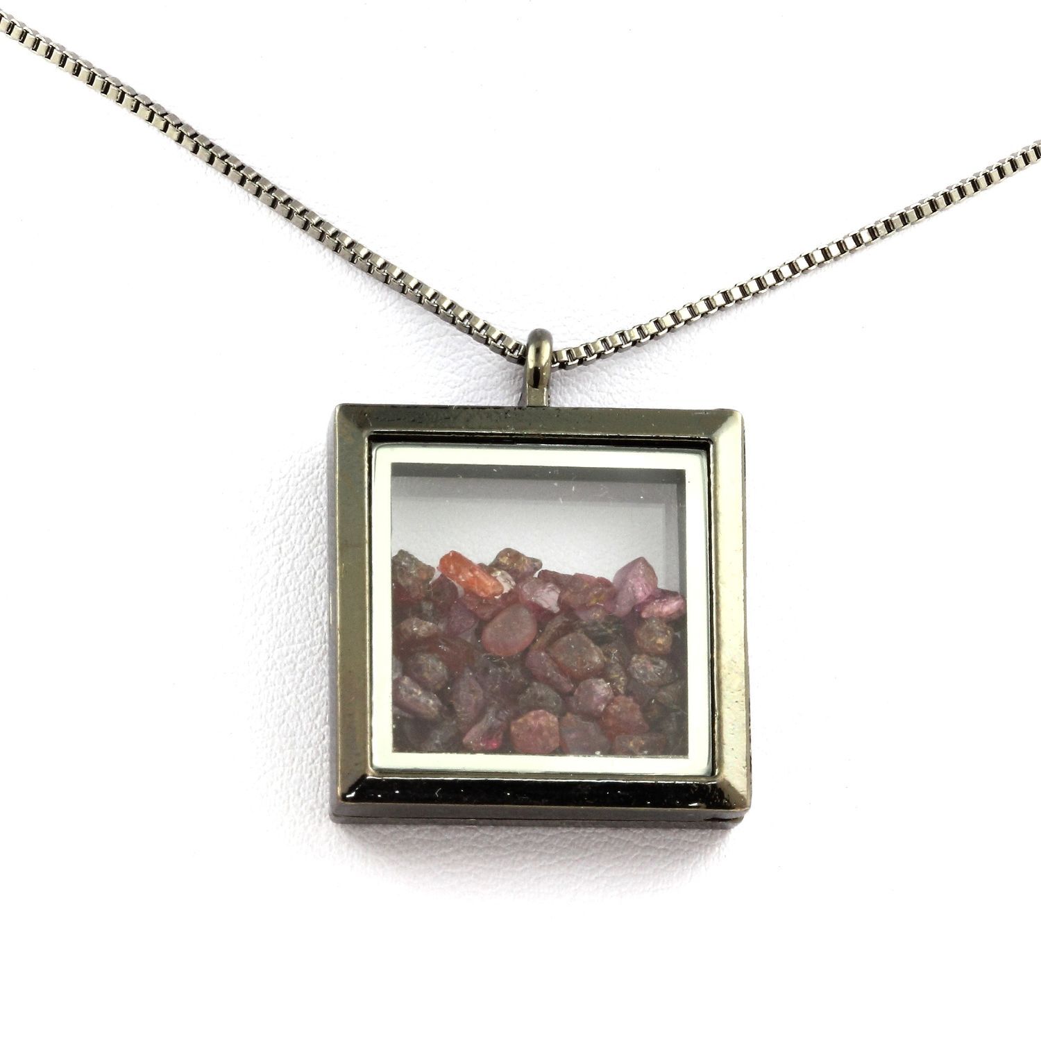 Collier Rubis brut carré noir, le bijou bohème chic pour sublimer vos tenues d'été