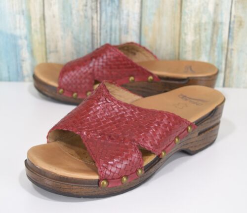 Dansko Mila Clogs Größe 8,5-9 (39) rot gewebte Nieten Sandalen