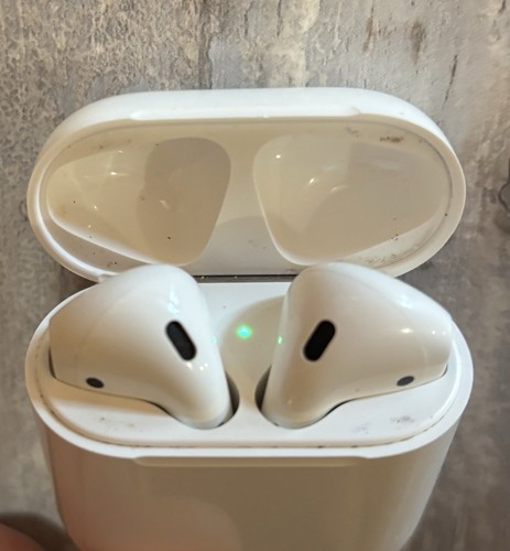 Apple Airpods 2nd Generation with Charging Case - Excellent Condition E - Picture 2 of 18