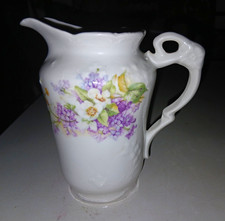 Kanne gro&szlig;es Milchk&auml;nnchen Jugendstil lila Blumen Bl&uuml;ten Vintage Relief 13 cm