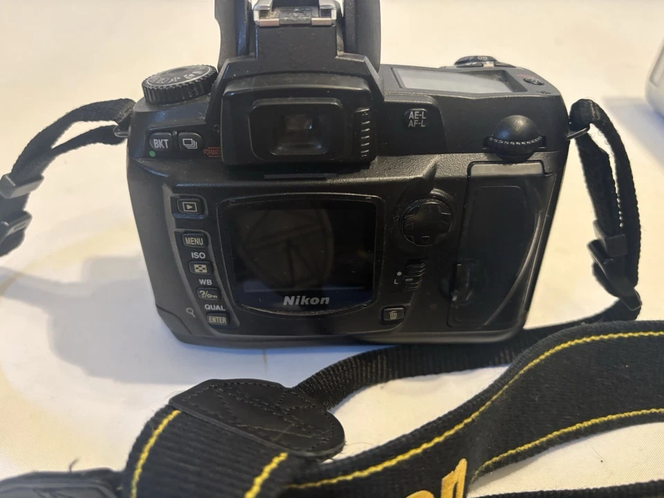 Nikon D D70 6.1MP Digital SLR Camera - Black + AF-S Nikon Nikkor 18-70mm Lens - Image 3 of 4