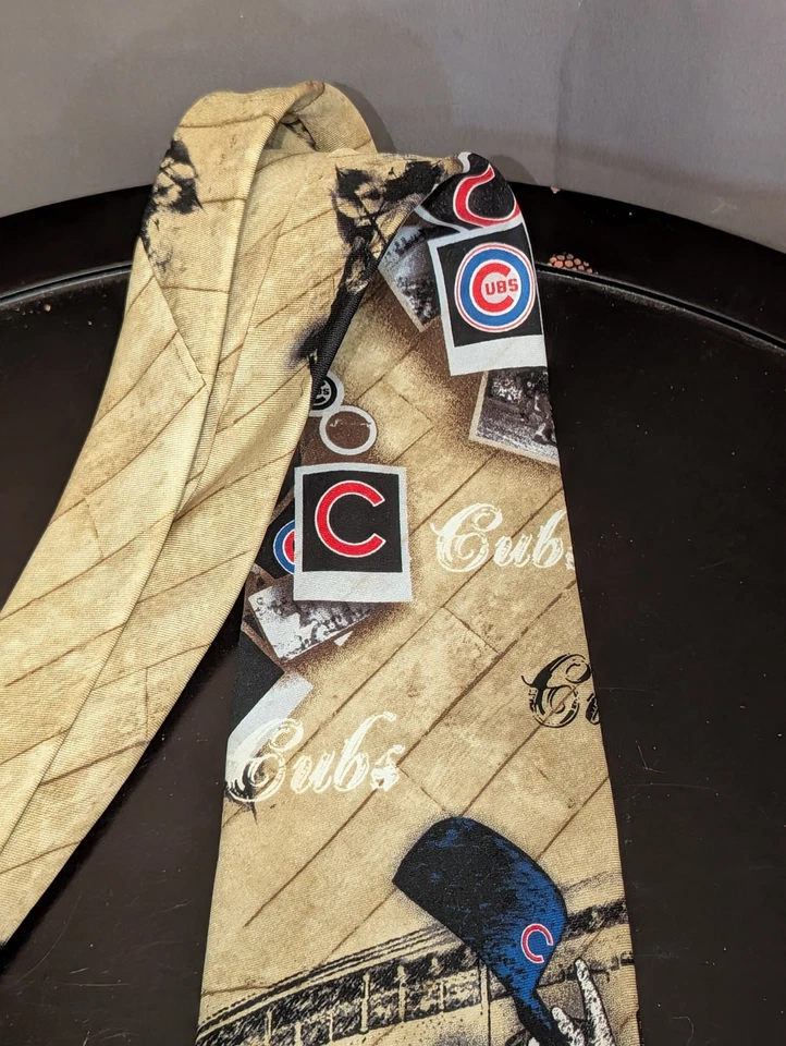 Corbata de cuello Chicago Cubs diseño de estadio para hombre 100 % seda MLB marrón tostado Foto 3 de 4