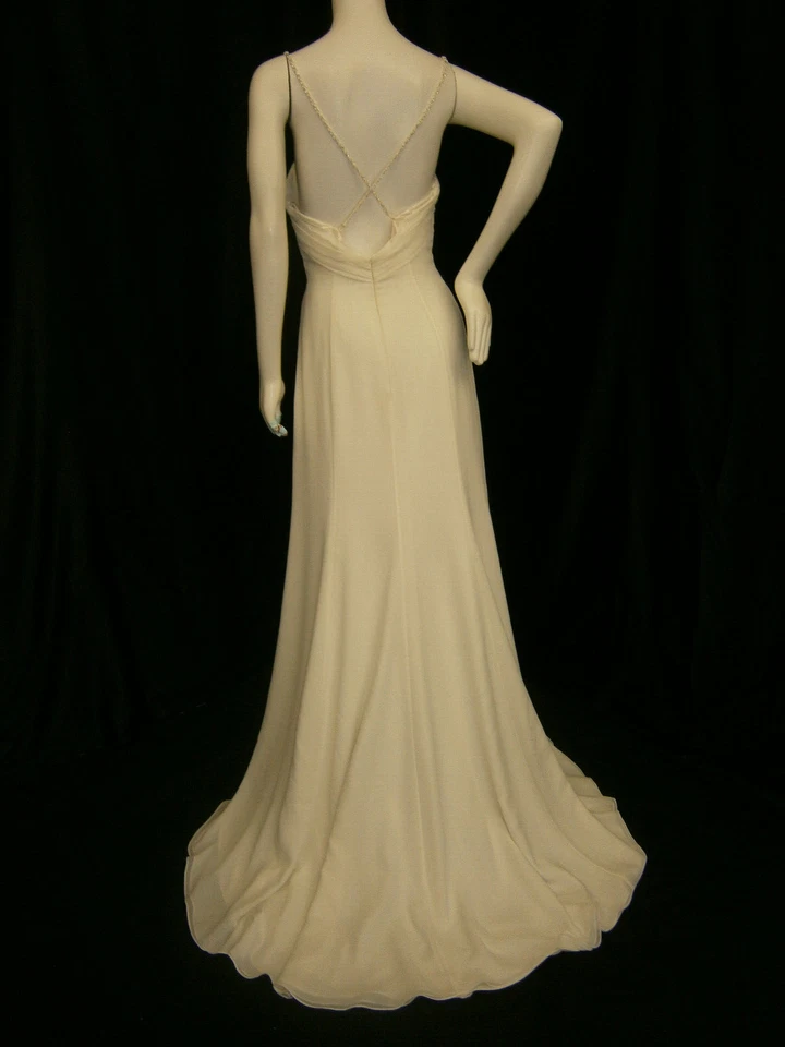 Vestido de novia Jazmín 10 marfil chifón cuentas entrecruzado espalda tren de barrido Foto 3 de 4