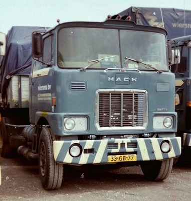 WSI 01-2262 1:50 Wiersma BV Mack F700 4x2 Classic Curtain Side Trailer-2 Axle