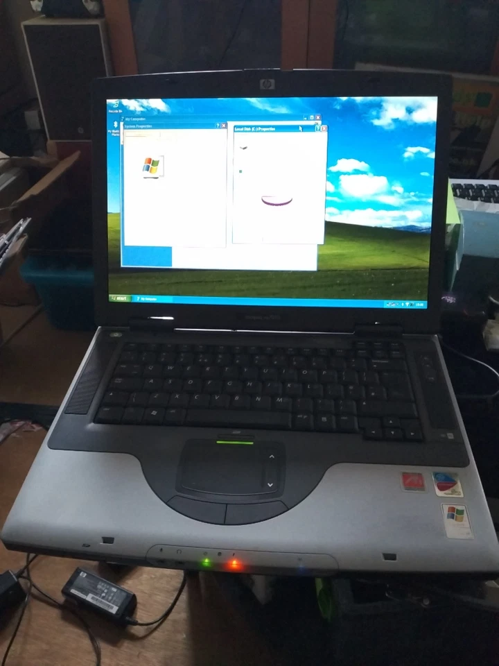 Vintage Compaq nx7010 Laptop With Windows XP Pro Pentium M 768MB RAM 160GB HDD - Image 2 of 4