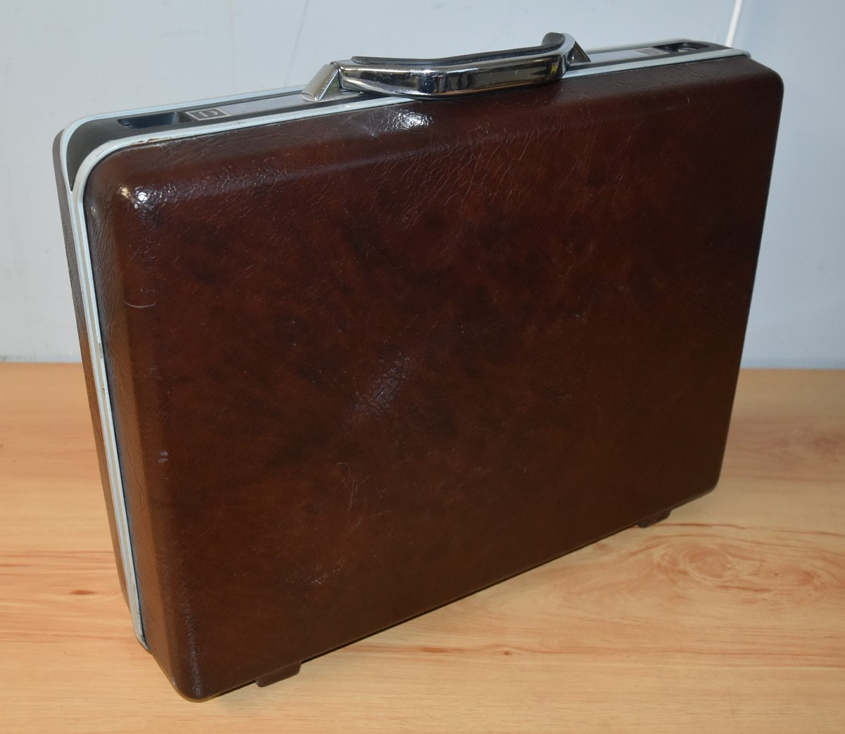 VINTAGE SAMSONITE HARD SHELL BRIEFCASE 18