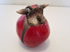 Signé, à identifier - Figurine de taureau en raku partiellement émaillé - H. 10