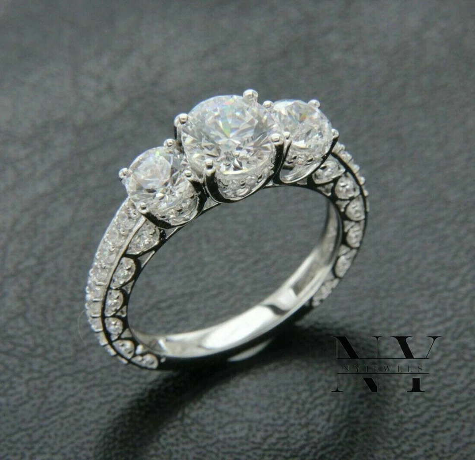 Anillo de compromiso de boda moissanita de 3 quilates corte redondo de tres piedras oro blanco de 14 quilates Foto 2 de 4