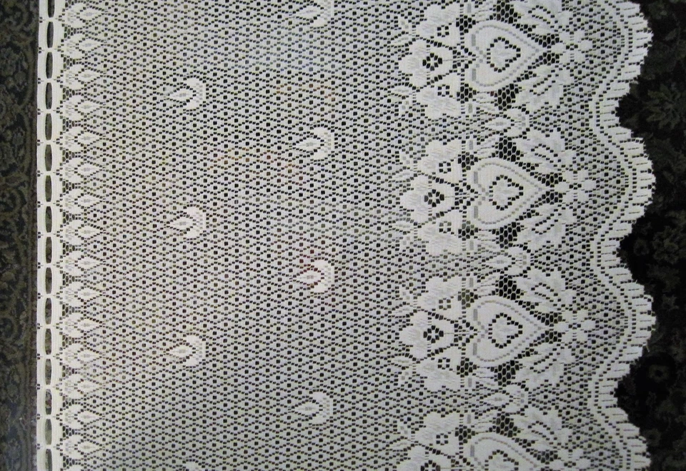 CENEFA CORTINA DE ENCAJE DISEÑO CORAZONES 24" CAÍDA, FONDO FESTONEADO - SE VENDE POR YARDA Foto 3 de 4