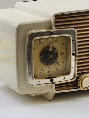 Vintage 1950s MCM Zenith K622 Vacuum Tube AM Radio Alarm Clock