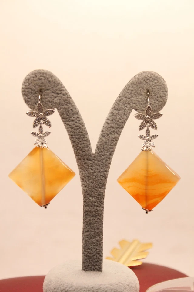 ORECCHINI IN ARGENTO PENDENTI CORNIOLA NATURALE FIORI CON ZIRCONI BIANCHI MM 60 - Immagine 2 di 4