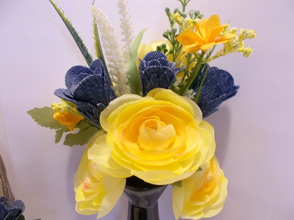 Conjunto de ramo y ramillete y ramillete y boutonniere Ranunculus amarillo de mezclilla nupcial Foto 4 de 4