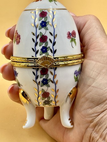 Caja de baratija de huevos con patas pintada a mano de porcelana vintage con bisagras florales - Imagen 2 de 8