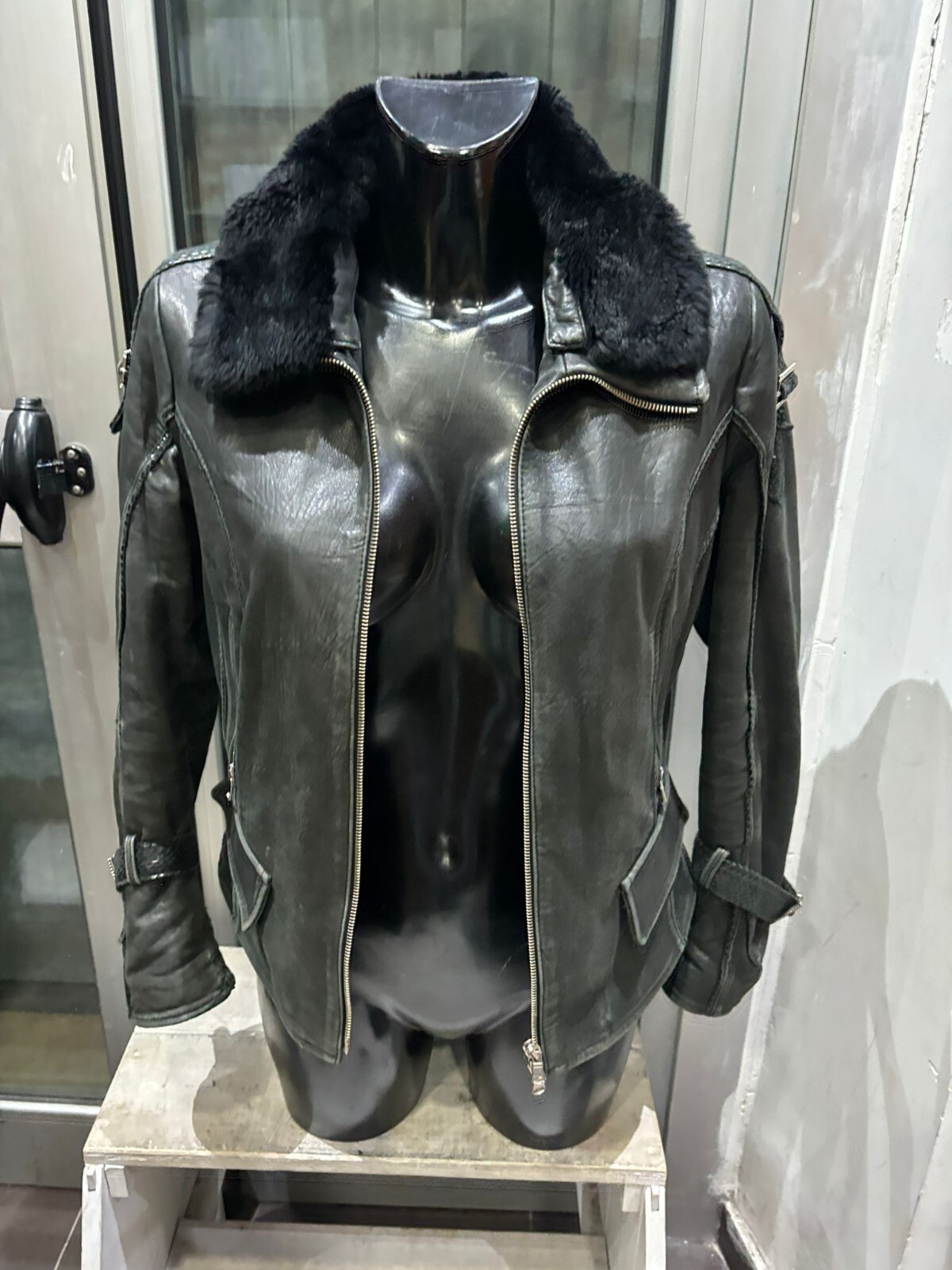 ENRYCONT Black Leather Jacket for Women Size 42 Pre-Owned LLD493