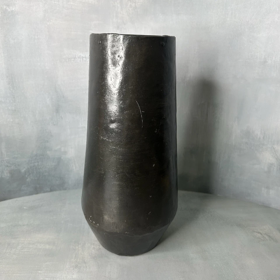 Jarrón decorativo de metal reciclado West Elm 101/4"h hecho en Haití Foto 4 de 4