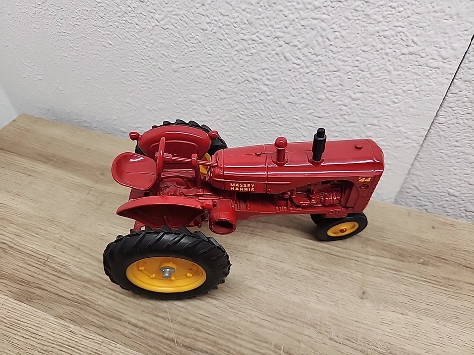 Ertl Massey Harris 44  Tractor ORIGINAL 1/16 Scale Diecast - Image 2 of 4