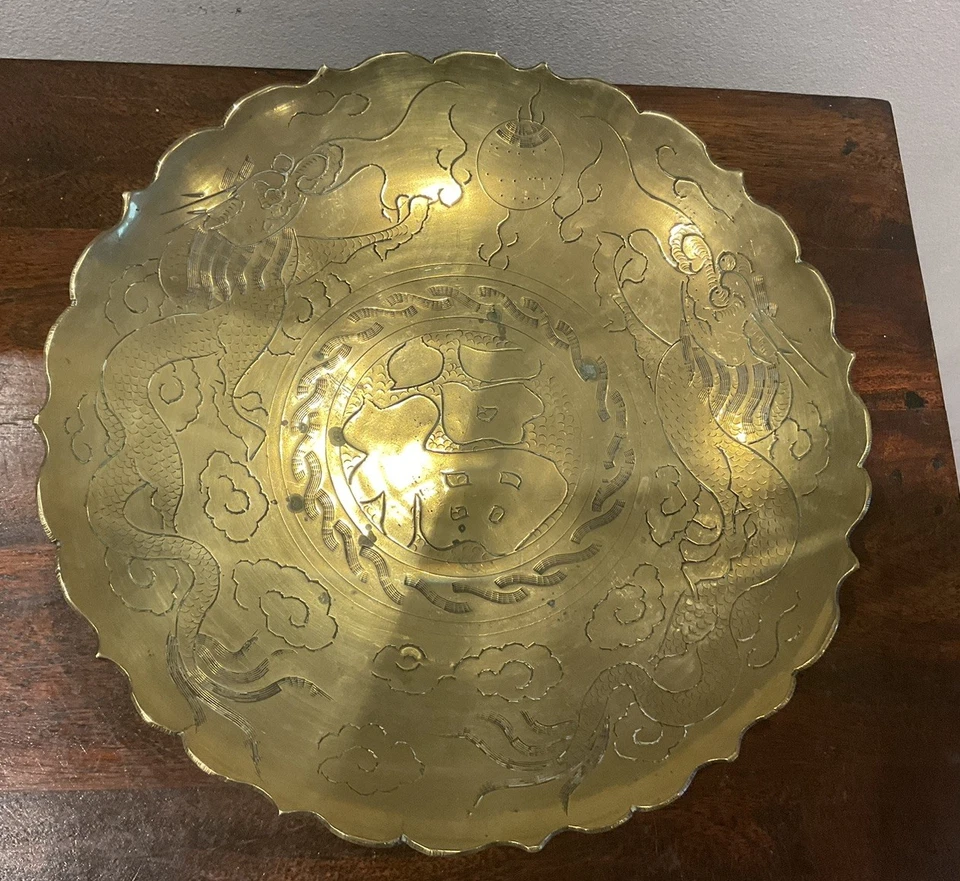 Precioso cuenco de latón grabado dragón chino vintage borde festoneado Foto 3 de 4