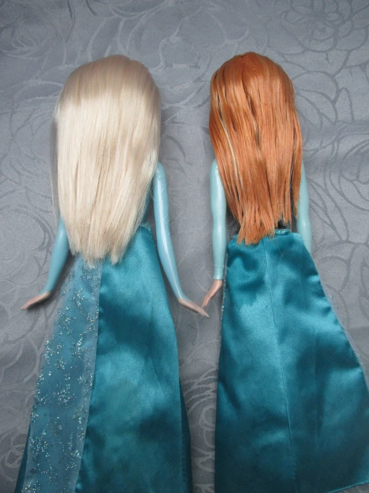 Barbiepuppen: Anna und Elsa, mit aufgedruckter Kleidung - Bild 3 von 3