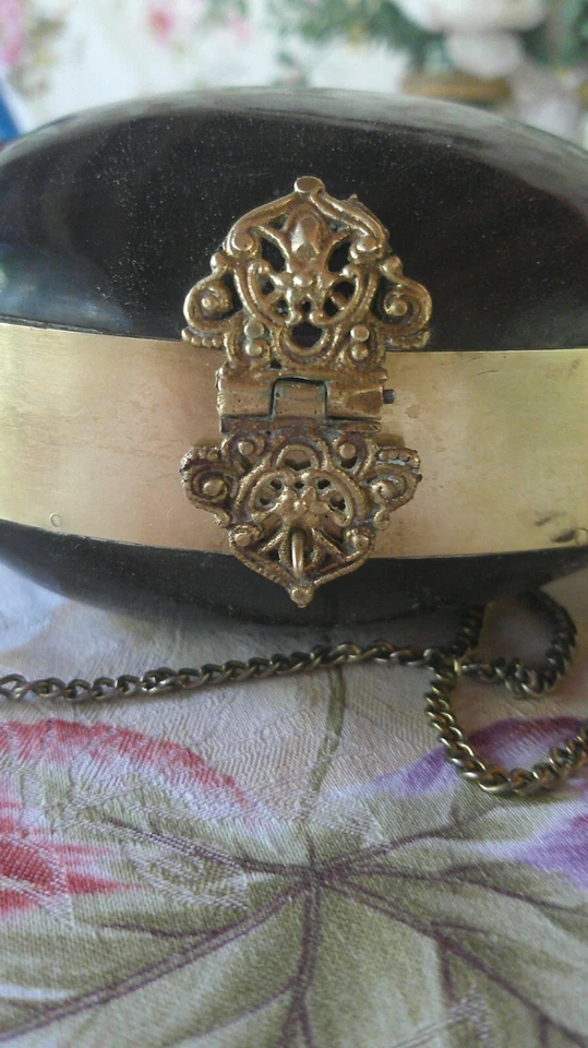 Bolsa tiracolo vintage 1920–30 preta de latão com capa dura forrada de veludo - Imagem 4 de 4