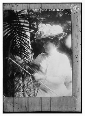 Photo:Mrs. A.G. Vanderbilt Portrait Hat Garden Scene