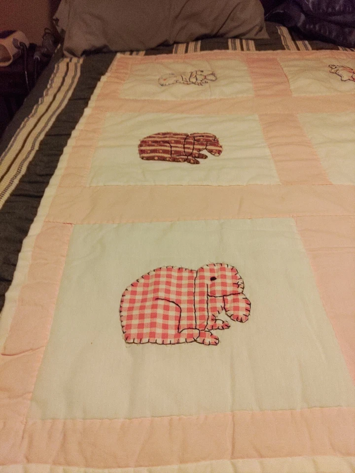 Manta de bebé rosa con patrón de bloques de conejito, oso de peluche y gatito cosida a mano Foto 2 de 4