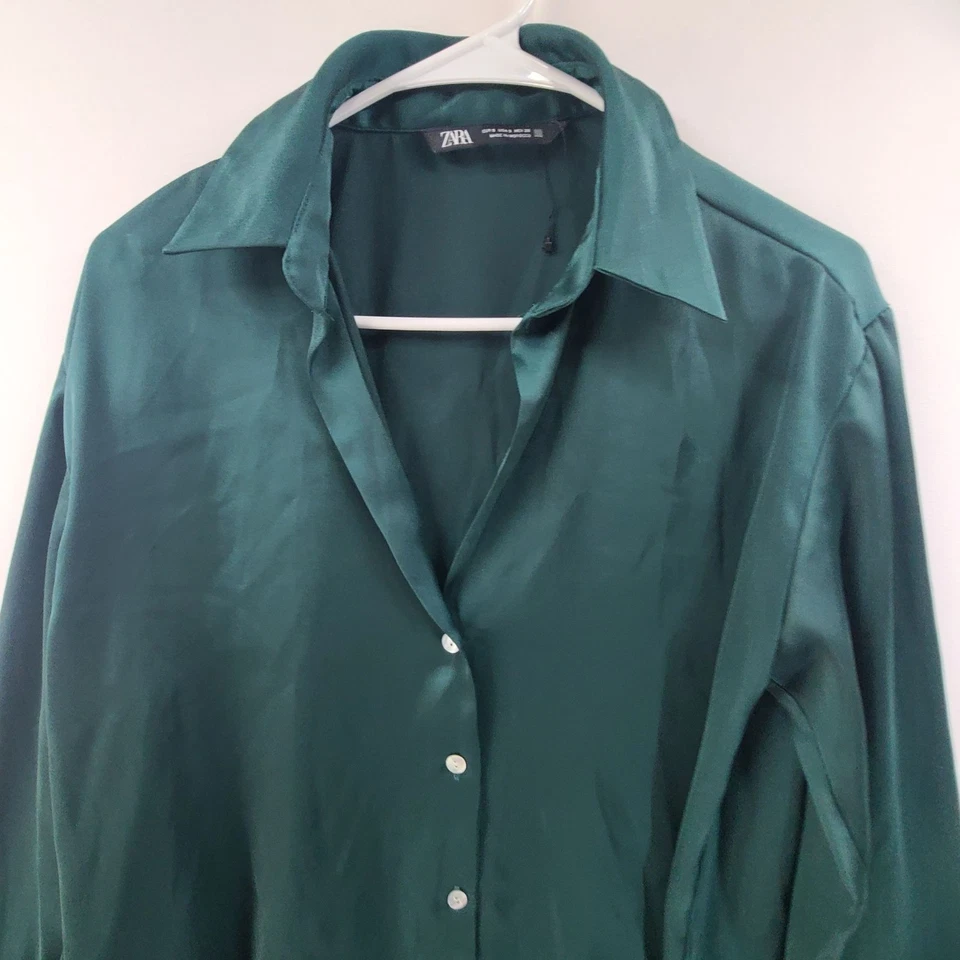 Blusa para mujer Zara satinada cuello abotonado relajado verde talla S oficina clásica Foto 4 de 4