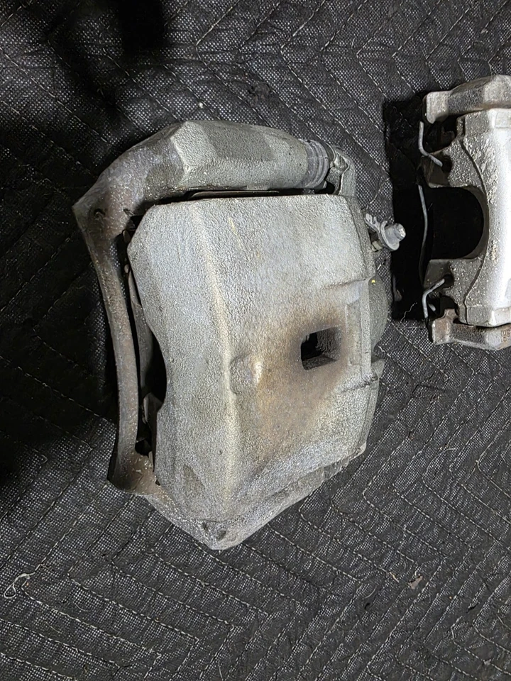 06-09 JUEGO DE 4 PINZAS DE FRENO DELANTERAS Y TRASERAS IZQUIERDA Y DERECHA PONTIAC SOLSTICE GXP OEM Foto 2 de 4