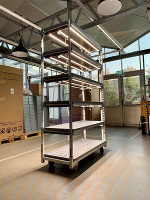 Mobiles Vertical Farming System mit Fluence RAZR LED-System   Berlin