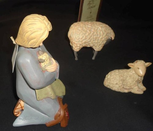 Juego de 3 estatuillas Heart of a Shepherd nuevo en caja manto verde arrodillado cordero oveja natividad - Imagen 5 de 5