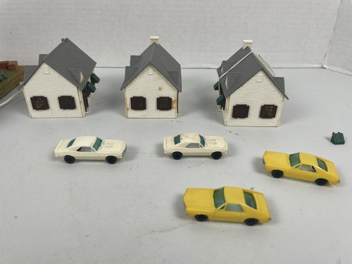 Vintage Tyco Lighted Freight Station #906 + Plasticville Houses + Cars - Picture 4 of 9