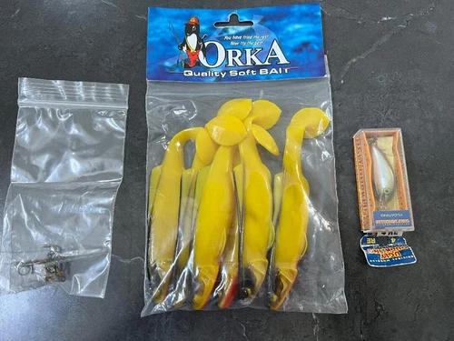LOT OF ASSORTED LURES UGLY DUCKLING NO. 4 RE FLOATING (30 YEARS OLD) &ORKA+HOOKS