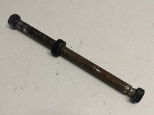 UN AXE DE ROUE ARRIERE MOTO DERBI 125 SENDA 2008 4 TEMPS