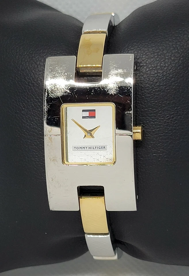 Reloj Tommy Hilfiger para dama dorado tono plata esfera texturizada plateada F80136 E9 Foto 2 de 4
