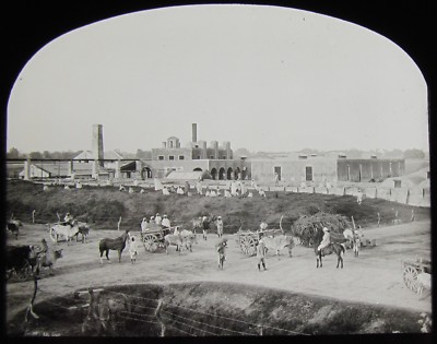 Glas magische Laterne Dia MENSCHEN IN DER NÄHE VON GEBÄUDEN UM 1910 FOTO INDIEN 