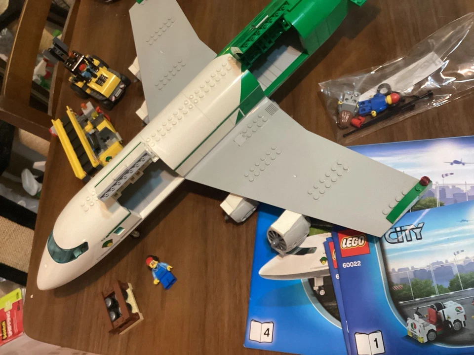 LEGO City Cargo Terminal 60022 Retired W/Manual JET AIRPLANE & PILOT *READ* - Image 3 of 4