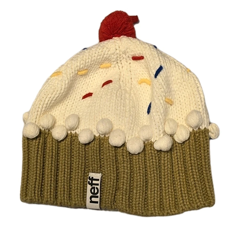 Estilo: Gorro CupcakeDetalles de diseño: pompón rojo “cereza” en la parte superior Foto 4 de 4