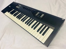 Native Instruments Komplete Kontrol S49 MK1 49-Key MIDI Keyboard Controller Well